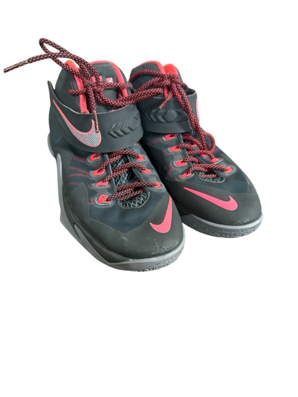 Nike LeBron James Youth Basketball Shoe - Picture 3 of 7